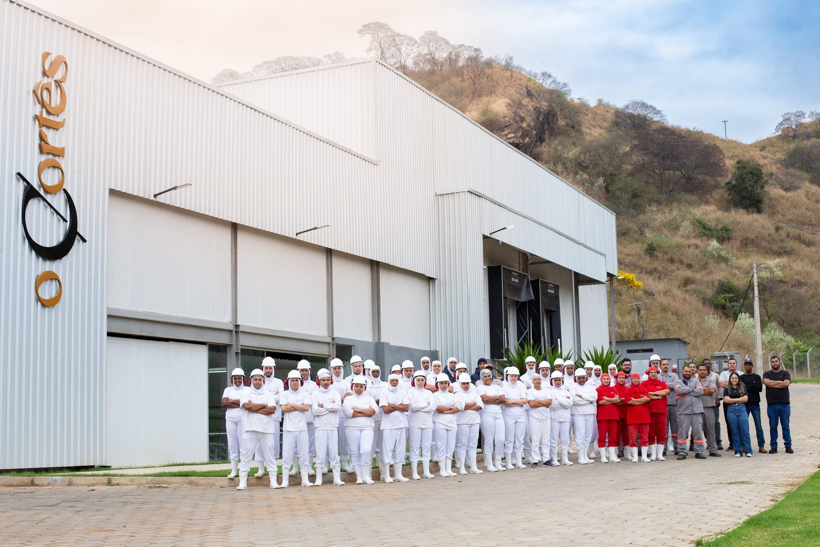 Fachada do frigorífico O Cortês com a equipe reunida