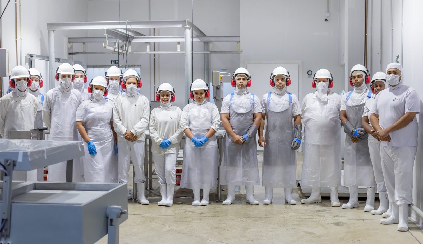 Equipe do frigorífico do Grupo ARO reunida na planta industrial